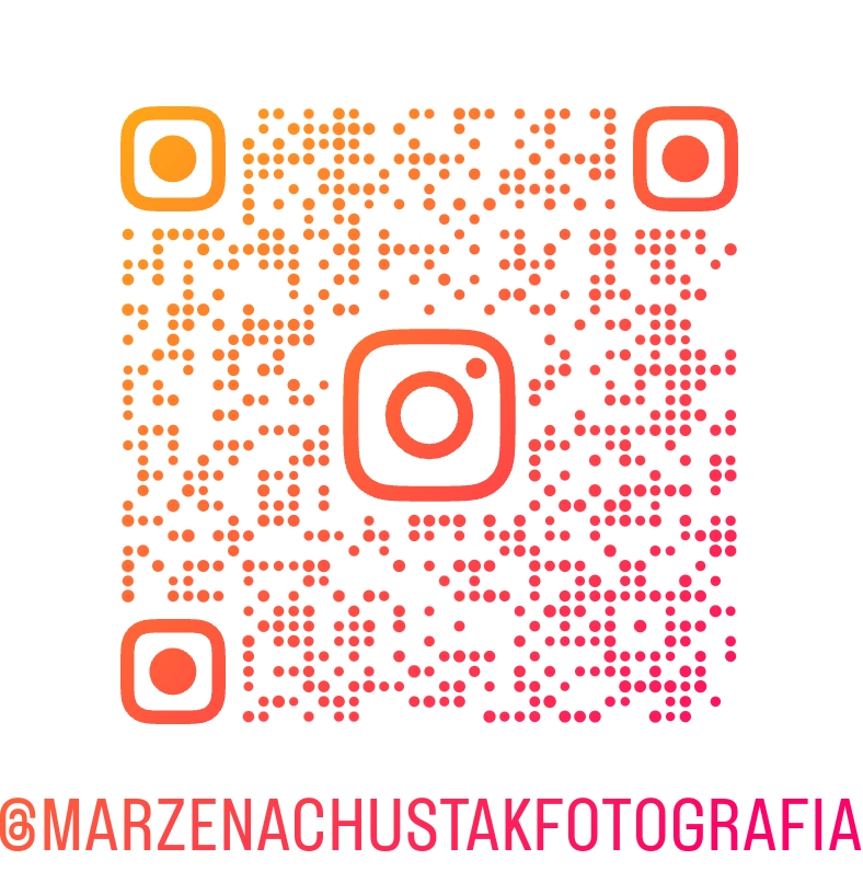 Kolorowy kod QR na białym tle, wykonany w gradiencie pomarańczowo-różowym. Na środku kodu znajduje się logo Instagrama, a pod spodem czerwony napis z nazwą konta: @MARZENACHUSTAKFOTOGRAFIA.