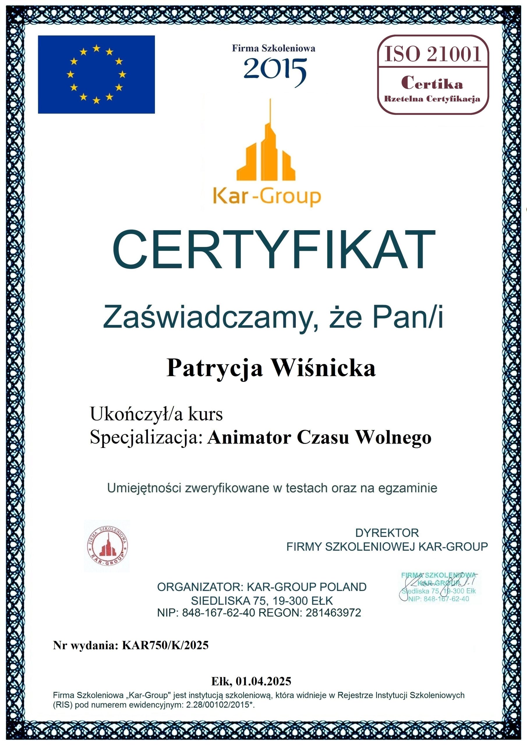 Dziewczynka w jaskrawozielonym stroju gimnastycznym wykonuje stanie na rękach z wygiętymi nogami na ciemnej macie. W tle widoczny jest fragment baneru z napisem "CHAMPIONSHIP - ACROBATIC" oraz niebieska kotara.